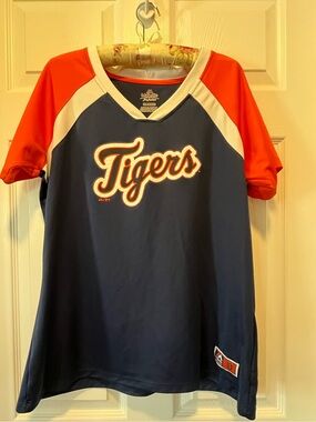 Women’s Majestic Detroit Tigers
 T-Shirt 
Size: XXL